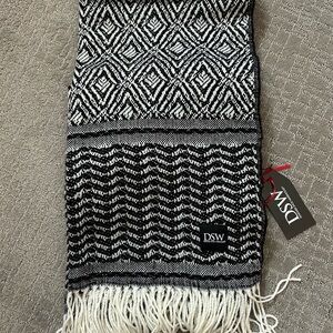 NWT DSW Black and White Patterned Geometric Blanket / Shawl / Wrap New Gift Tag